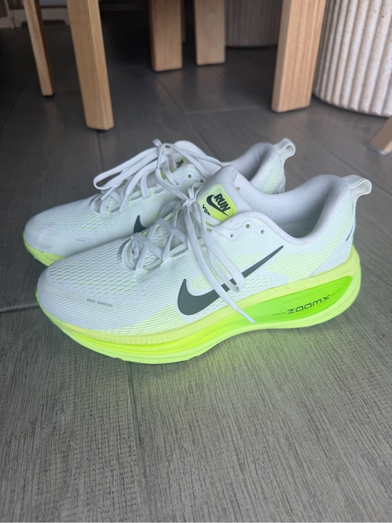 Nike Shoes - Nike Vomero 18